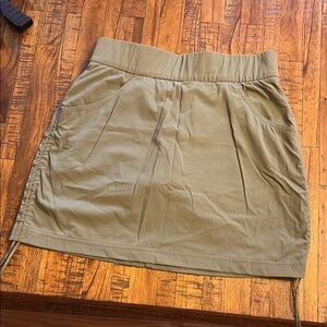 Columbia Olive Green Casual Women's Skirt rouged sides that can tie Size: Small